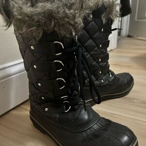 Sorel Black Quilted Boots with Faux Fur